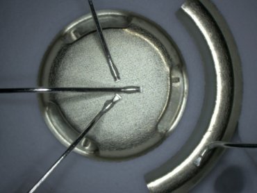 Figure1 flexible positioning of wire bonds on cap and shoulder 370x278 1